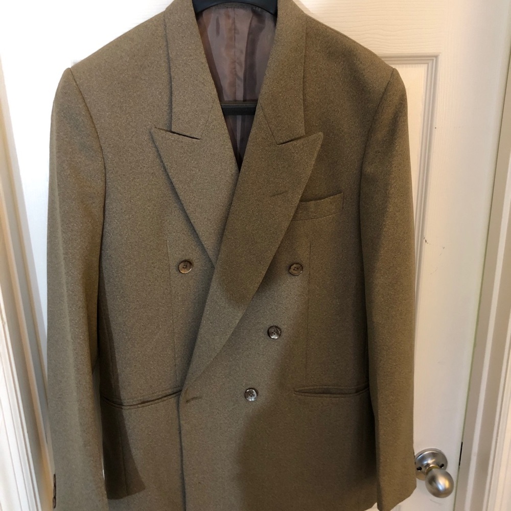 A men’s size 36 blazer.